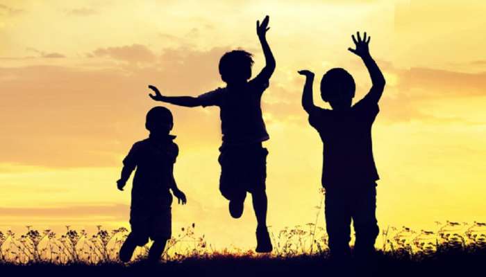 बापरे ! ज्याला बॉल समजून खेळत होती शाळेतली मुलं, जमिनीवर आदळताच...
