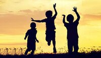 बापरे ! ज्याला बॉल समजून खेळत होती शाळेतली मुलं, जमिनीवर आदळताच...