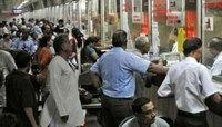 लोकलमधून इतक्या लाख प्रवाशांचा प्रवास, रेल्वेला इतक्या कोटींचं उत्पन्न