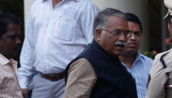 मनसे नेत्यांनी चंद्रकांत खैरेंच्या अंगावर उधळली निषेधार्थ पत्रकं