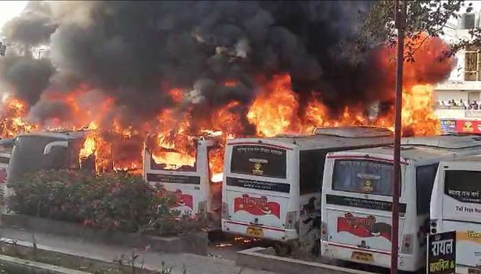 सातारा बस डेपोत शिवशाही बसेसला आग, आग विझवण्याचे प्रयत्न सुरू