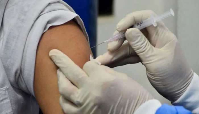 Corona Vaccination : १ मार्चपासून तिसऱ्या टप्प्यात &#039;यांना&#039; मिळणार लस