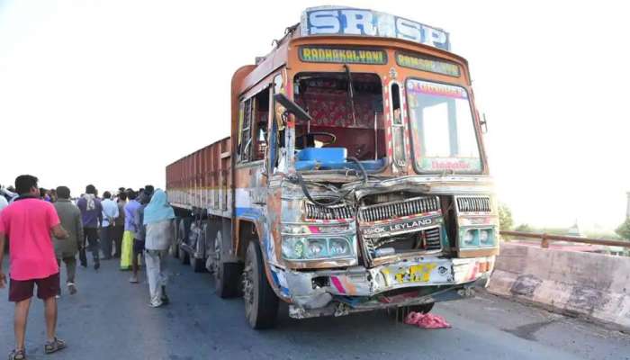 बस आणि ट्रकचा भीषण अपघात, 14 ठार तर 4 जणांची प्रकृती चिंताजनक