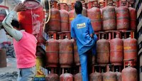 मार्चच्या पहिल्या दिवशी महागाईचा भडका, LPG सिलिंडरच्या किंमती पुन्हा वाढल्या 
