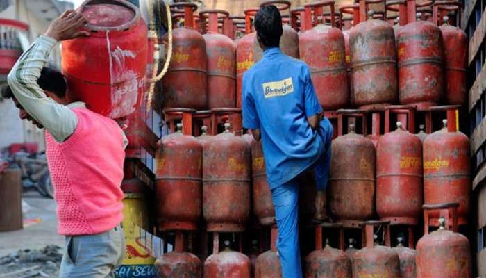 मोठा झटका ! मार्चच्या पहिल्या दिवशी महागाईचा भडका, LPG सिलिंडरच्या किंमती पुन्हा वाढल्या 