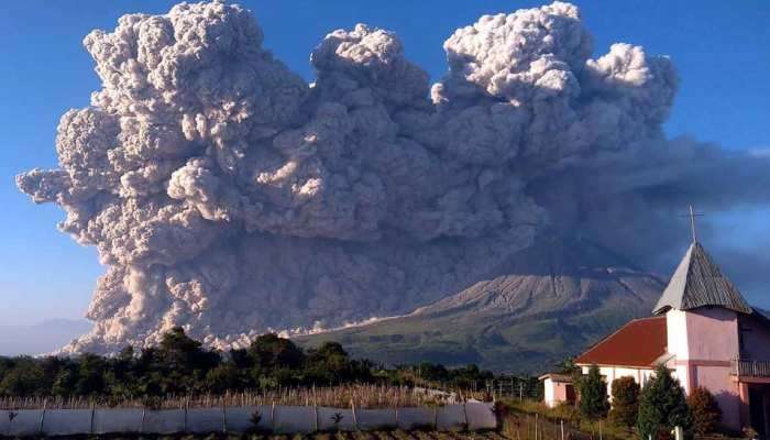 फोटो : ज्वालामुखीचं रौद्र रुप, 5 किलोमीटर पर्यंत पसरला धूर