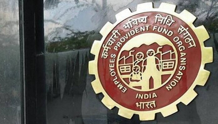 महागाईने कंबरडे मोडलेल्या कर्मचाऱ्यांना झटका; EPF च्या व्याजदरात कपात होणार