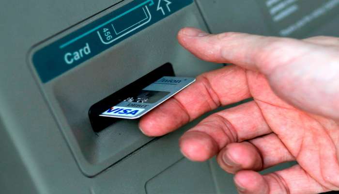 ATM लुटण्याच्या तयारीत होता चोरटा, तरुणीने शटर खाली ओढले आणि पुढे...  