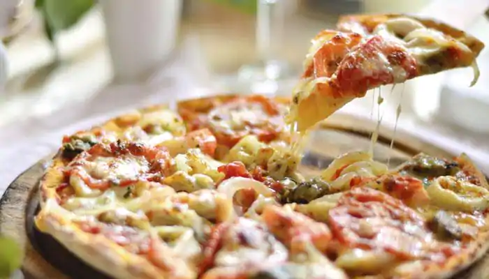 महागात पडली Non-Veg Pizza डिलीव्हर करणं; महिलेने मागितली एवढी मोठी भरपाई  