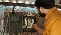 वीज बिल वसुली सक्तीविरोधात स्वाभिमानी आक्रमक, महावितरणच्या कार्यालयाचं तोडली वीज