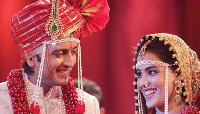 जेनेलियाने लग्नाचे फोटो दाखवताच, रितेश देखमुखच्या चेहऱ्याचा रंग का बदलला?