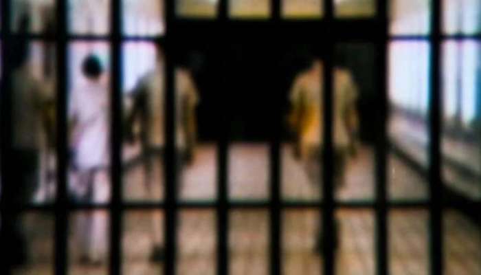 धक्कादायक ! सुरक्षा कर्मचाऱ्यांच्या डोळ्यात मिरची पूड टाकत जेलमधून 16 कैदी फरार