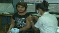 कोरोना लस घेतल्यावर महिलांना मिळतोय मोफत सोन्याचा दागिना