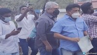 मास्क न घालता सेल्फी घेणाऱ्या चाहत्याचा कलाकाराने खेचून घेतला फोन, व्हिडिओ व्हायरल 