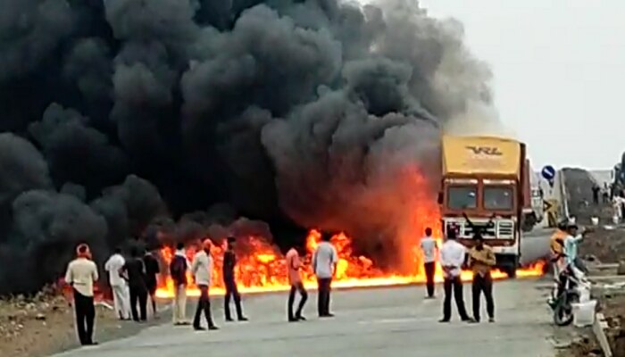  थरार! चालत्या कंटेनरने घेतला पेट; आगीचा भडका पाहून चालकाचे प्रसंगावधान 