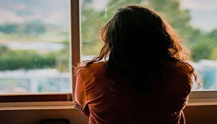 होस्टेल Bossने सांगितलं - माझ्या आणि माझ्या Girlfriendसोबत झोपावं लागेल, युवतीने सांगितली घडलेला प्रकार