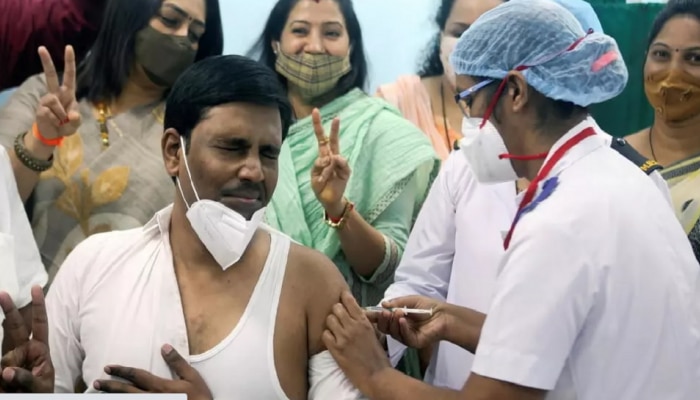 Vaccination in Maharashtra: 18 ते 45 वर्षे वयोगटातील प्रत्येक व्यक्तीला कोरोनाची लस विनामूल्य, नवाब मलिक यांचे वक्तव्य