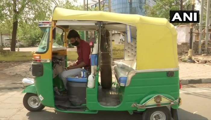 रिक्षाला रुग्णवाहिका बनवून लोकांची सेवा करणारा 'देवदूत' जावेद खान