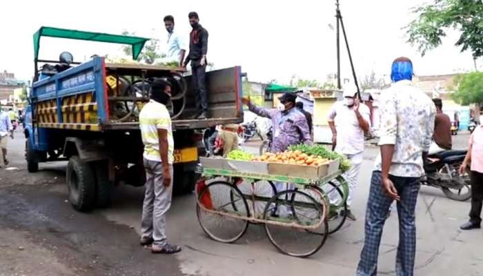 कोविड नियम धाब्यावर : परवानगी नसताना हातगाडे रस्त्यावर, पालिकेची कारवाई