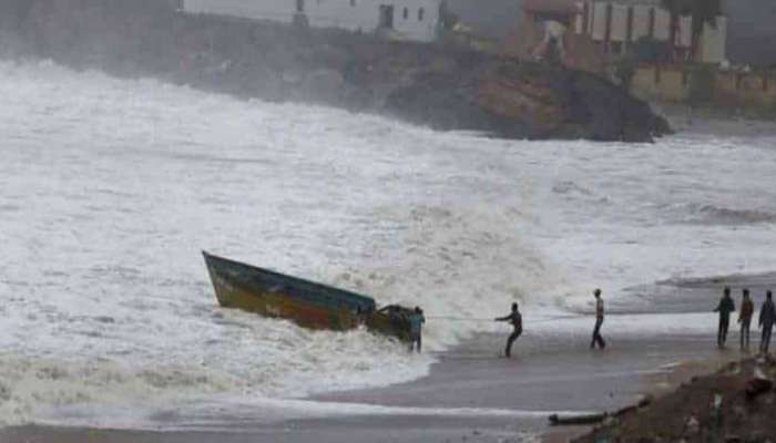 Tauktae Cyclone : रायगडमध्ये पहाटे धडकणार वादळ, 1600 नागरिकांचे स्थलांतर