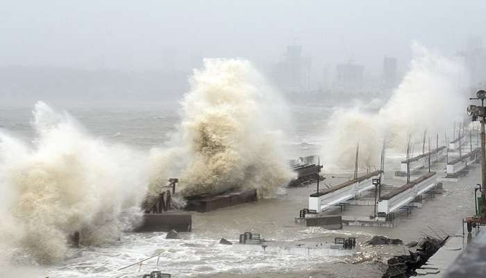 Cyclone Tauktae : तौत्के चक्रीवादळाची तीव्रता दाखवणारे मुंबईतील 5 भयंकर व्हिडिओ