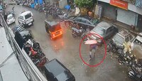 कशी थोडक्यात बचावली ही महिला पाहा...२ सेकंदही जीव जाण्यास पुरेसे होते