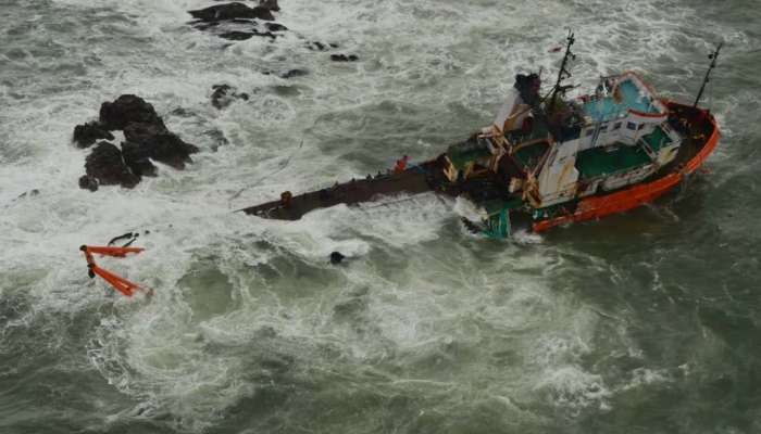 जहाज बुडू लागल्याने समुद्रात मारल्या उड्या, 11 तास समुद्रात जगण्यासाठी संघर्ष