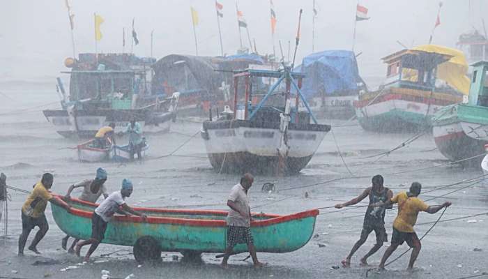 Cyclone Yaas : भयानक यास चक्रीवादळाचा डबल अ‍ॅटॅक! रेल्वेने या 25 गाड्या केल्या रद्द 