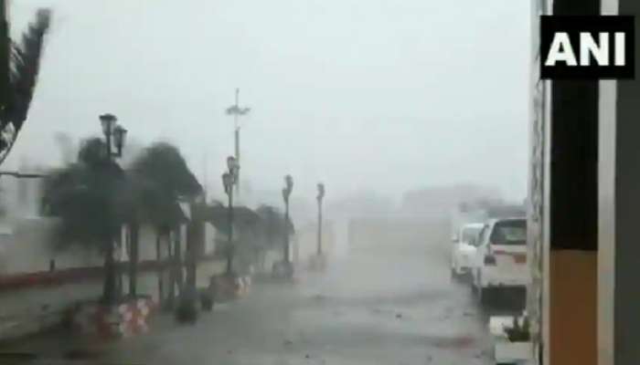 Cyclone Yaas: या किनाऱ्यावर चक्रीवादळ धडकले, ताशी 150 किमी वेगाने वारे आणि जोरदार पाऊस