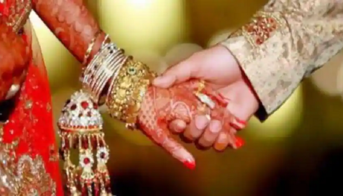 लग्नात अधिकारी घुसले, हे पाहताच नवरदेवाने नवरीकडे न पाहताच पळ काढला...पण का?
