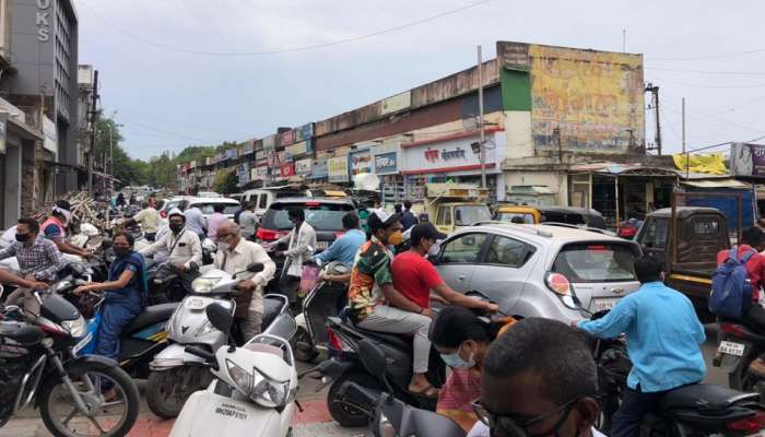 कोरोना कसा आटोक्यात येणार?, निर्बंध शिथिल होताच ओस पडलेली बाजारपेठ गर्दीने गजबजली