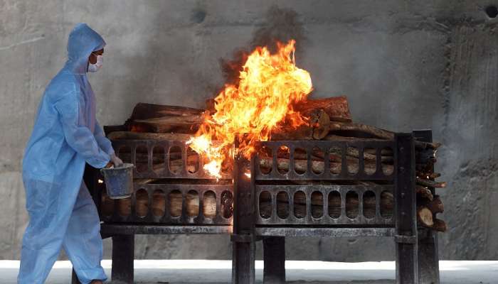 चेहरा ओळखून महिलेचं प्रेत जाळलं, तरी दुसऱ्या दिवशी महिला घरी चालत आली