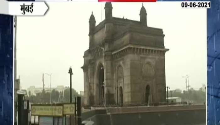 MUMBAI GATEWAY OF INDIA TOURISTS ENJOY THE RAIN