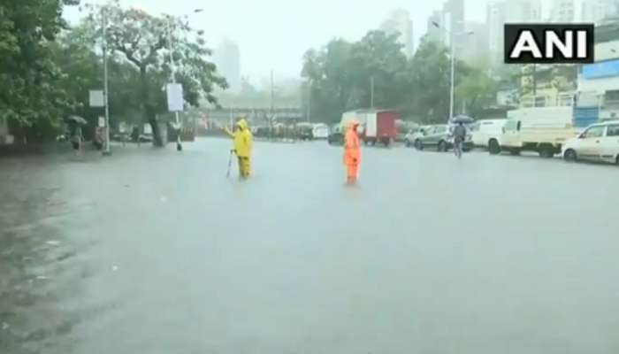 मुंबईत गडगडाटासह जोरदार पाऊस, सायन-कुर्ला येथे पाणी साचल्याने लोकल बंद