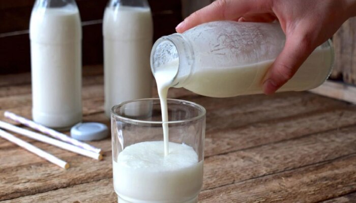 Fitness Tips : बसून दूध पित असाल तर आजच बदला ही सवय, कारण...