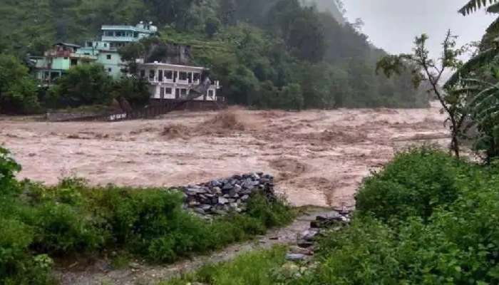 धो-धो पावसाने नद्यांनी धोक्याची पातळी ओलांडली, या नदीकाठच्या गावांना सतर्कतेचा इशारा