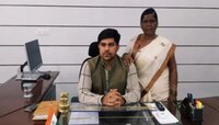 आईसोबत बांगड्या विकणारा मुलगा, पण जिद्दीला पेटला आणि थेट कलेक्टर झाला