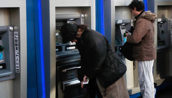 ATM मधून 1400 रुपये काढायला गेलेल्या महिलेला लागली कोट्यावधीची लॉट्री
