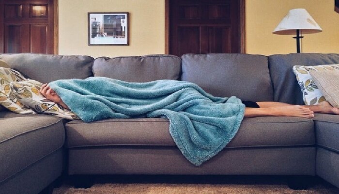 Sleeping Tips: सोफ्यावर झोपणं शारीरिक तक्रारींना देतंय निमंत्रण