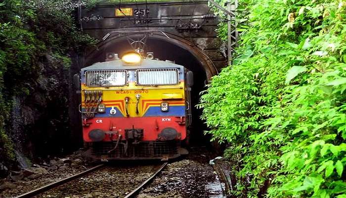 कोकण रेल्वे मार्गावर अपघात : राजधानी एक्सप्रेसच्या इंजिनचे चाक घसरले 