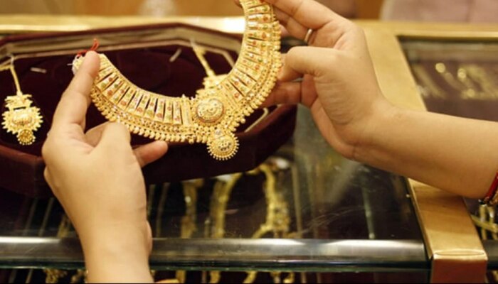 Gold Price Today : सोन्याच्या दरात मोठी घट; चांदीचे दरही 4 हजार रूपयांनी घसरले