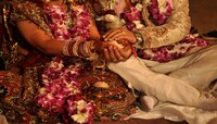 सप्तपदी घेताना नवरा-नवरीने काय केलं? ट्रोलर्स म्हणाले, 'हे  विसरू नका'