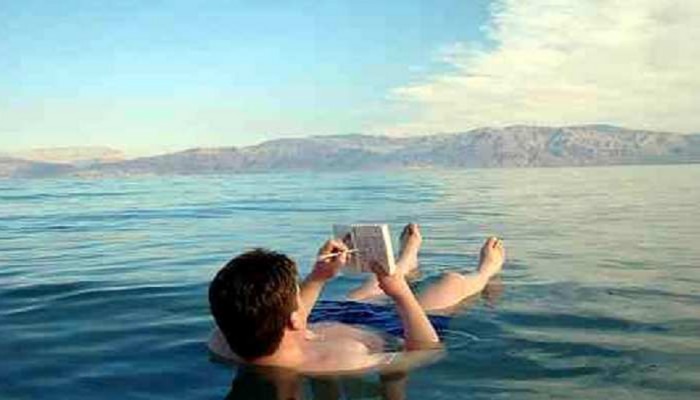 काय सांगताय! समुद्राचं नावच Dead Sea, पण यात कोणीच बुडत नाही