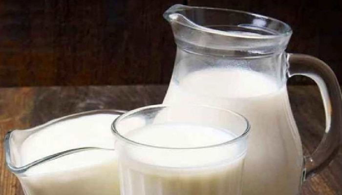 थंड की गरम? कोणतं दूध आरोग्यासाठी फायदेशीर आहे?