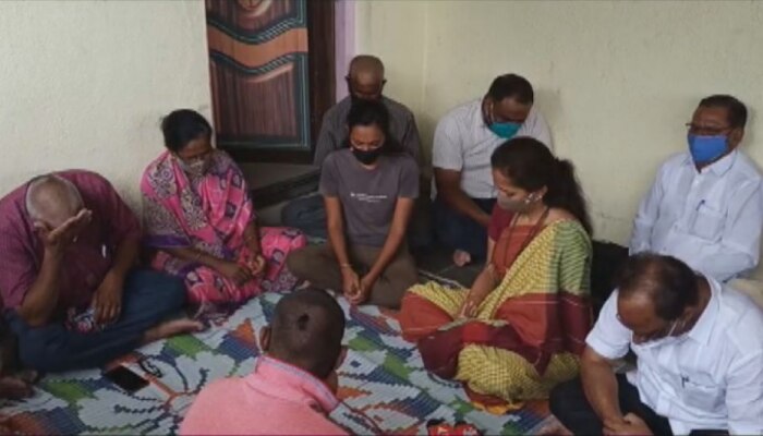 swapnil lonkar suicide: स्वप्निल लोणकरच्या कुटुंबियांची सुप्रिया सुळेंनी घेतली भेट