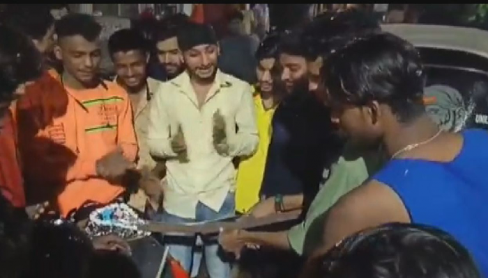तरुणांनी तलवारीने कापला 'केक', पोलिसांनी दिली कोठडीची 'भेट'