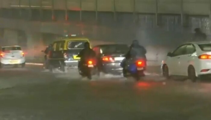 रात्रभर मुसळधार पावसामुळे मुंबई जलमय; मुसळधार पावसाचा रेल्वे वाहतुकीला फटका