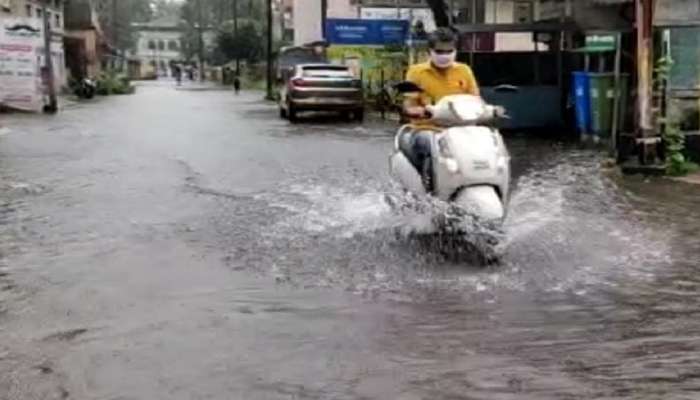 मुंबईत मुसळधार पावसाचा इशारा, पावसाने सखल भागात पाणी तर लोकल सेवा विस्कळीत