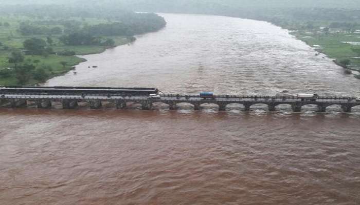 महाडमधील सावित्री आणि काळ नदीने ओलांडली धोक्याची पातळी