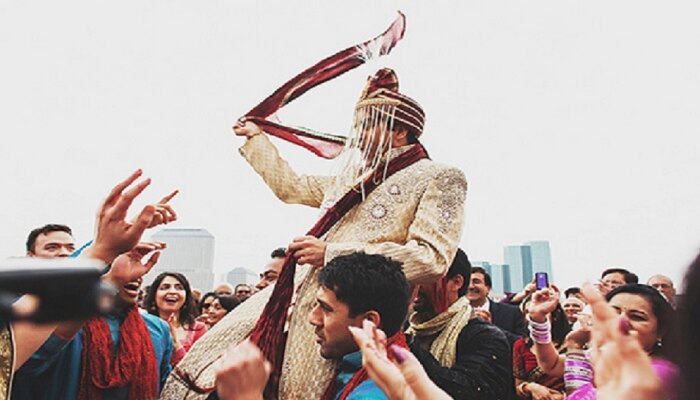 वरातीत नवरदेवाकडून तिला थांबवण्याचा प्रयत्न... तरी देखील शेकडो लोकांसमोरुन नवरदेवाला पाळवण्याचं हिचं धाडस...पाहा व्हिडीओ